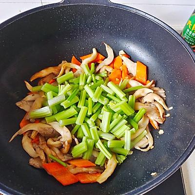 怎么炒平菇，白蘑菇做法大全（#一学就会快手菜#芹菜炒平菇）