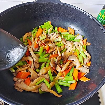 怎么炒平菇，白蘑菇做法大全（#一学就会快手菜#芹菜炒平菇）