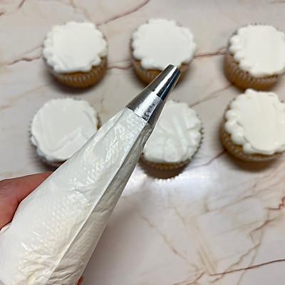 小麦粉怎么做蛋糕，可以用小麦粉做千层蛋糕吗（#金龙鱼精英100%烘焙大师赛-爱好组-低筋#圣诞纸杯蛋糕）