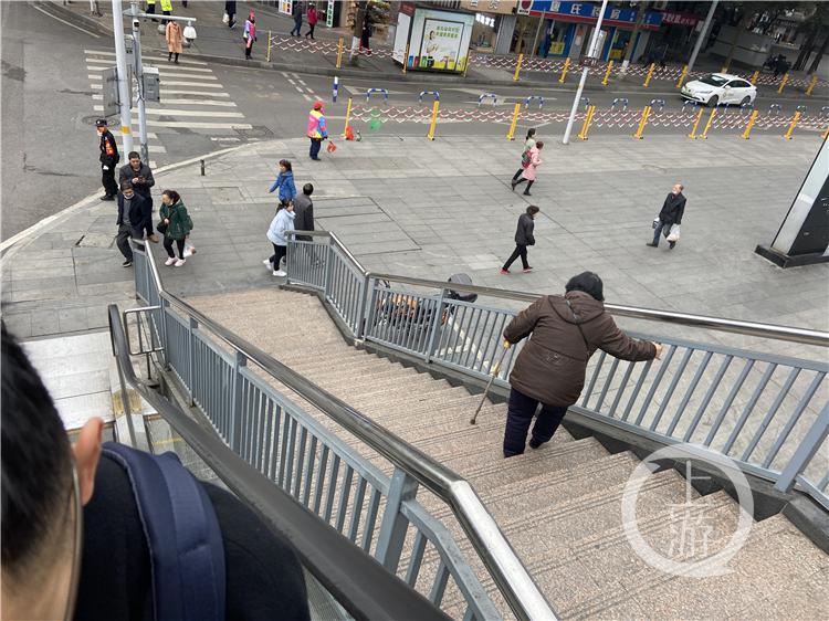 大坪浮图关家电维修 上游帮忙  电梯只上不下 准点“上下班”……九坑子这座天桥有点“傲娇”