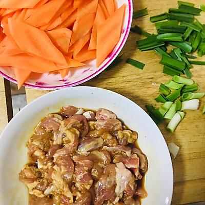 胡萝卜丝炒瘦肉的家常做法，瘦肉胡萝卜丝怎么炒（#一学就会快手菜#五花肉炒胡萝卜）