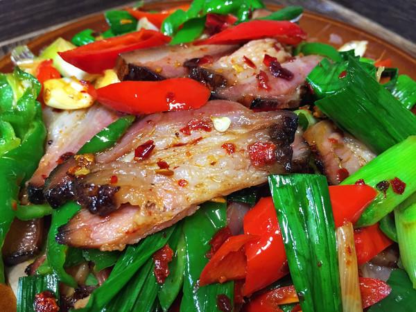 腊肉炒辣椒怎么做好吃，腊肉跟辣椒怎么炒（农家辣椒青蒜炒腊肉）
