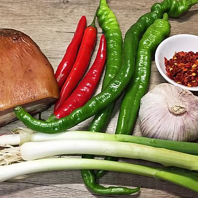 腊肉炒辣椒怎么做好吃，腊肉跟辣椒怎么炒（农家辣椒青蒜炒腊肉）