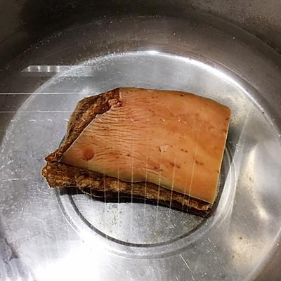 腊肉炒辣椒怎么做好吃，腊肉跟辣椒怎么炒（农家辣椒青蒜炒腊肉）