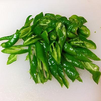 腊肉炒辣椒怎么做好吃，腊肉跟辣椒怎么炒（农家辣椒青蒜炒腊肉）