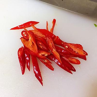 腊肉炒辣椒怎么做好吃，腊肉跟辣椒怎么炒（农家辣椒青蒜炒腊肉）