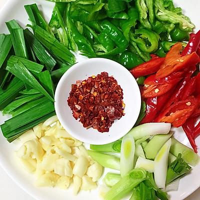 腊肉炒辣椒怎么做好吃，腊肉跟辣椒怎么炒（农家辣椒青蒜炒腊肉）