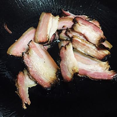 腊肉炒辣椒怎么做好吃，腊肉跟辣椒怎么炒（农家辣椒青蒜炒腊肉）