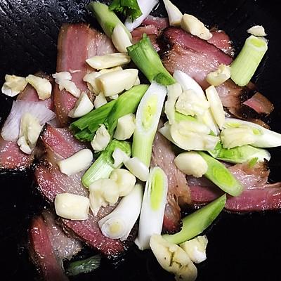 腊肉炒辣椒怎么做好吃，腊肉跟辣椒怎么炒（农家辣椒青蒜炒腊肉）