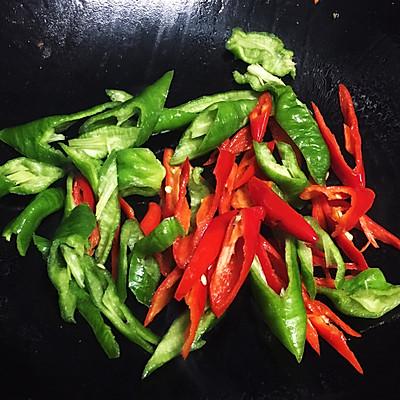 腊肉炒辣椒怎么做好吃，腊肉跟辣椒怎么炒（农家辣椒青蒜炒腊肉）