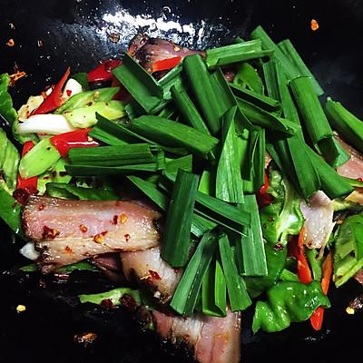 腊肉炒辣椒怎么做好吃，腊肉跟辣椒怎么炒（农家辣椒青蒜炒腊肉）