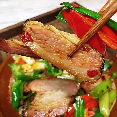 腊肉炒辣椒怎么做好吃，腊肉跟辣椒怎么炒（农家辣椒青蒜炒腊肉）