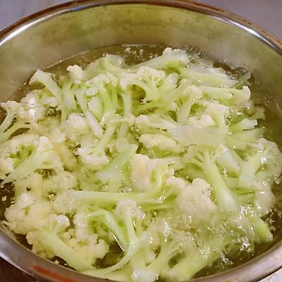 做花菜番茄色拉步骤，蔬菜沙拉做法（据说这个时候吃#东古家味美食#番茄花椰菜）