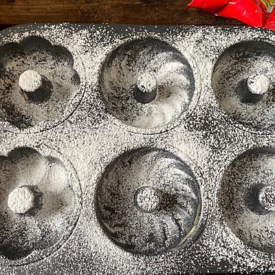 巧克力甜甜圈的制作方法窍门，巧克力甜甜圈的制作方法窍门英语（香浓美味的圣诞巧克力甜甜圈）