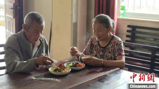 孕妇梦见下雨，孕妇梦见下雨是什么意思（一个高山村的寻“富”路）