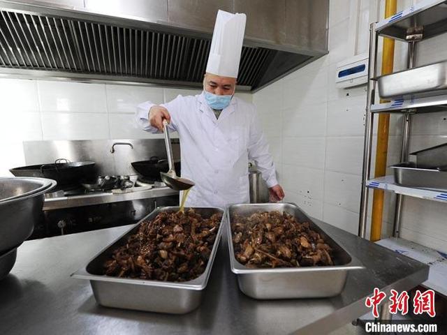 长春电子科技学院，长春电子科技学院2021年最低录取分数线多少分（长春一高校制作铁锅炖大鹅）