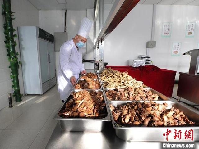 长春电子科技学院，长春电子科技学院2021年最低录取分数线多少分（长春一高校制作铁锅炖大鹅）