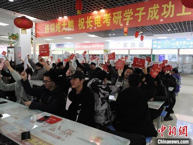 长春电子科技学院，长春电子科技学院2021年最低录取分数线多少分（长春一高校制作铁锅炖大鹅）