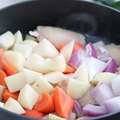 炖鸡翅的家常做法，鸡翅中怎样烧好吃（#一学就会快手菜#辣炖鸡翅）