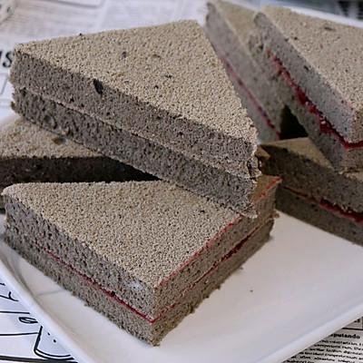 黑芝麻酱怎么吃好吃，黑芝麻酱怎么吃好吃窍门（#健康甜蜜烘焙料理#黑芝麻果酱蛋糕三明治）