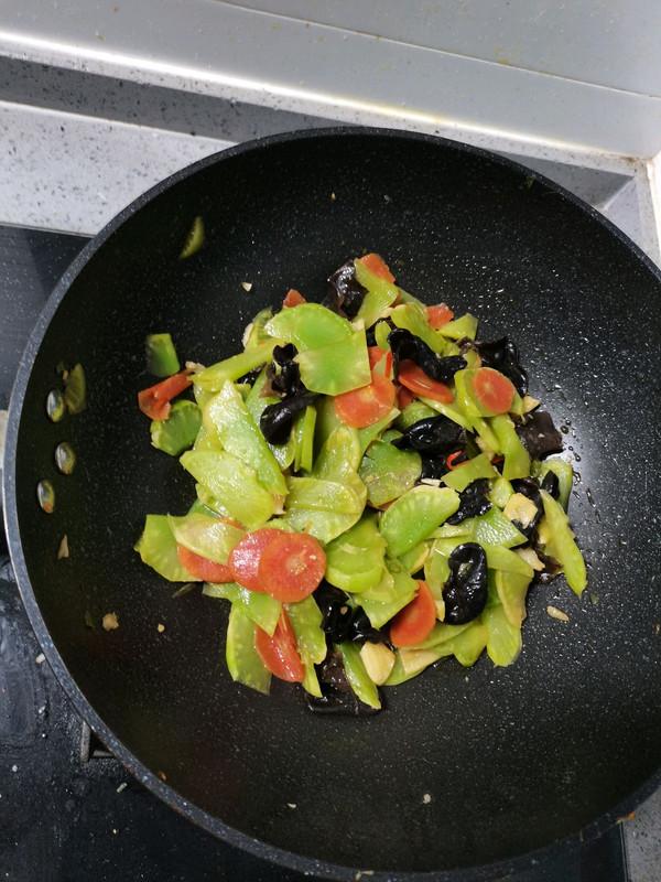 清炒笋片的做法，清炒莴笋片的做法（你一定要学的清炒木耳胡萝卜笋片）