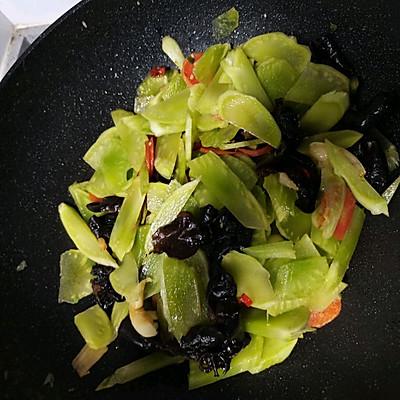 清炒笋片的做法，清炒莴笋片的做法（你一定要学的清炒木耳胡萝卜笋片）
