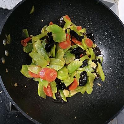 清炒笋片的做法，清炒莴笋片的做法（你一定要学的清炒木耳胡萝卜笋片）