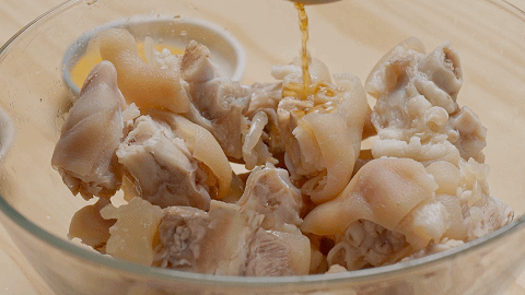 孕妇可以吃猪蹄吗，猪脚炖什么适合孕妇吃（吃一次想十次的下饭菜盐焗猪手）