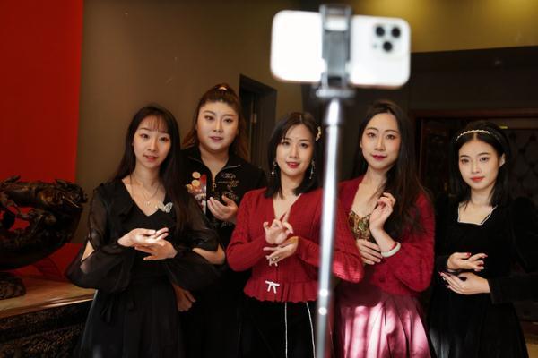 四字古风诗意的战队名字大全，4个字有诗意的战队名字有哪些（何以让几个“00后”女孩一夜走红）