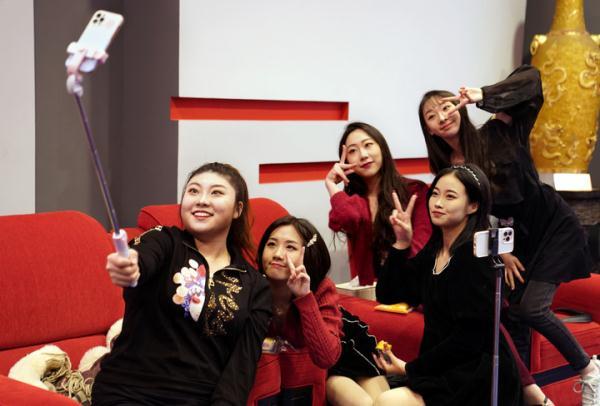 四字古风诗意的战队名字大全，4个字有诗意的战队名字有哪些（何以让几个“00后”女孩一夜走红）