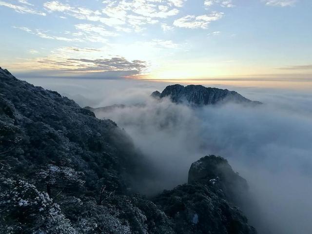 三清山在哪里，三清山坐落于哪里（江西上饶：银装素裹三清山）