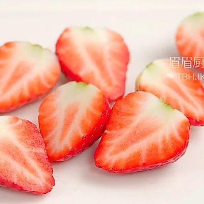 草莓奶冻做法，冬天吃草莓奶冻，暖身又暖心