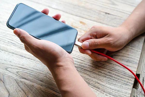 手机充着电还往下掉电，手机充着电还往下掉电怎么办（这些充电习惯会加快电池报废速度）