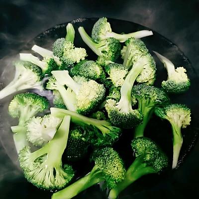 香肠炒什么好吃，香辣火腿肠的做法大全（这道我最拿手的西兰花炒香肠）