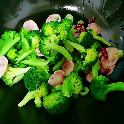 香肠炒什么好吃，香辣火腿肠的做法大全（这道我最拿手的西兰花炒香肠）