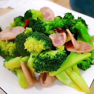 香肠炒什么好吃，香辣火腿肠的做法大全（这道我最拿手的西兰花炒香肠）