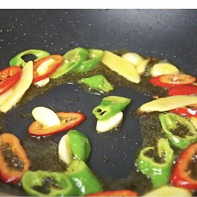 怎么炒咸菜，怎样制作酱黄瓜咸菜（客家人的最爱～咸菜炒猪肠）
