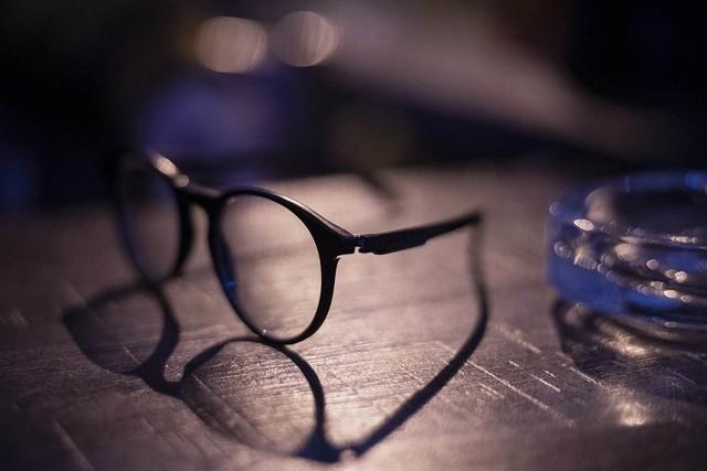 频闪对眼睛的危害，oled频闪看不见为什么伤眼（究竟是选LCD还是OLED）