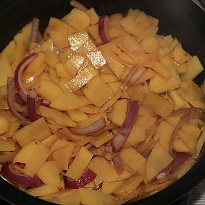 怎么炒洋芋，红烧洋芋最简单的做法（百吃不厌的减配炒土豆片）