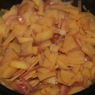 怎么炒洋芋，红烧洋芋最简单的做法（百吃不厌的减配炒土豆片）