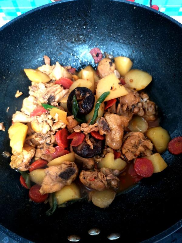 怎样做美味的红烧土豆胡萝卜，红烧土豆萝卜怎样做好吃（回味无穷的红烧土豆鸡块～来拯救你的胃）