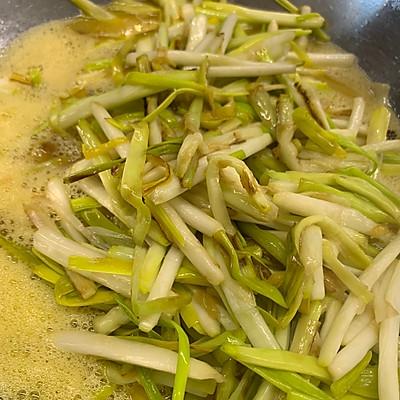 韭黄炒鸡蛋，韭菜炒鸡蛋能减肥吗（滑蛋炒韭黄一上桌）