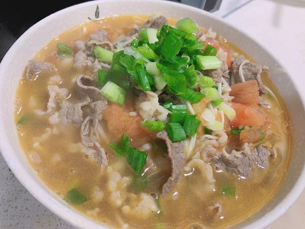 家庭版酸汤肥牛金针菇做法，酸汤肥牛金针菇的家常做法（吃货福利~酸汤肥牛金针菇的美味秘籍）