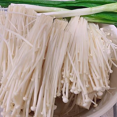 家庭版酸汤肥牛金针菇做法，酸汤肥牛金针菇的家常做法（吃货福利~酸汤肥牛金针菇的美味秘籍）