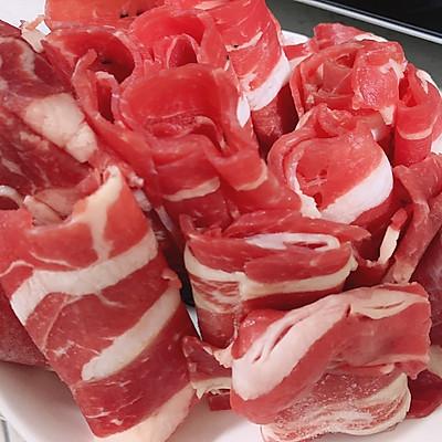 家庭版酸汤肥牛金针菇做法，酸汤肥牛金针菇的家常做法（吃货福利~酸汤肥牛金针菇的美味秘籍）