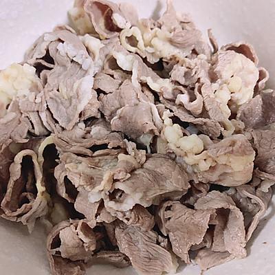 家庭版酸汤肥牛金针菇做法，酸汤肥牛金针菇的家常做法（吃货福利~酸汤肥牛金针菇的美味秘籍）