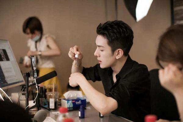 人民日报点名李佳琦，人民日报点名李佳琦是谁（薇娅李佳琦双双翻车）