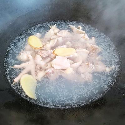鸡炖山药的正确做法，山药炖鸡怎么做法（这道山药清炖鸡汤比米其林大厨做的还好吃）