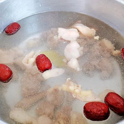 鸡炖山药的正确做法，山药炖鸡怎么做法（这道山药清炖鸡汤比米其林大厨做的还好吃）
