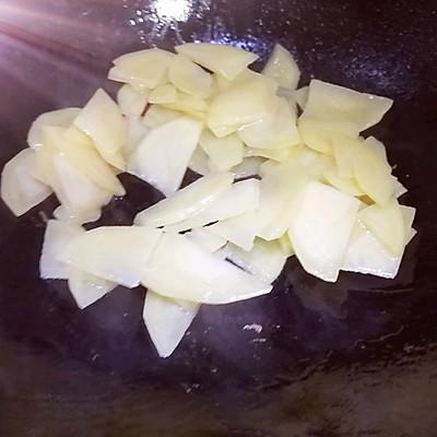 怎么做炒土豆片，土豆片怎么炒好吃家常做法（#东古家味美食#家常干锅土豆片）